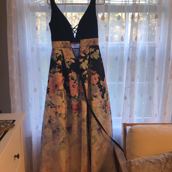 A beautiful flowy floral dress. - Picture 2 of 2